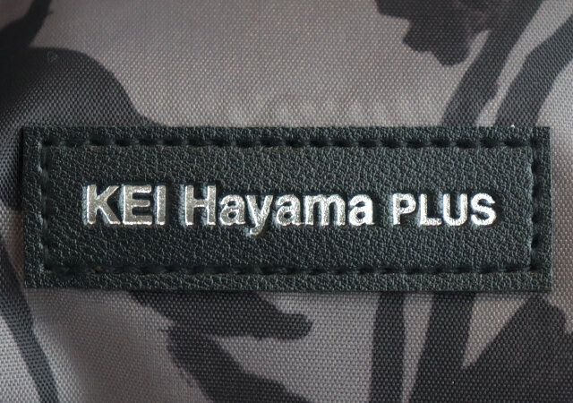 テキスタイルとブランドロゴのアップ