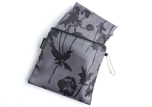 ボストンバッグを折りたたんでポーチに収納