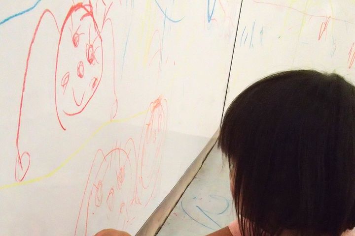 クレヨンの性質と落とし方の基本