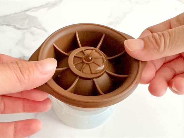 モンカフェ オリジナル アイスボールメーカー フタをはめ込む