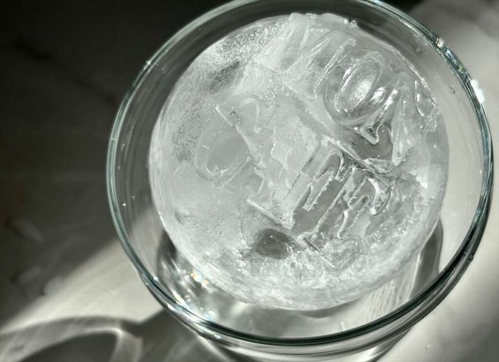 モンカフェ印の丸氷