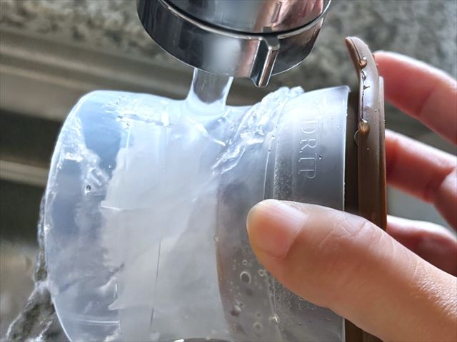 モンカフェ オリジナル アイスボールメーカー 温水を当てて濡らす