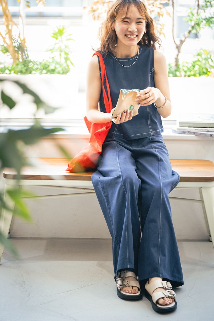 インディゴカラーのセットアップはきれいめにもカジュアルにも重宝【FUDGE FRIEND おしゃれさんの毎日コーディネート vol.566｜UMI】