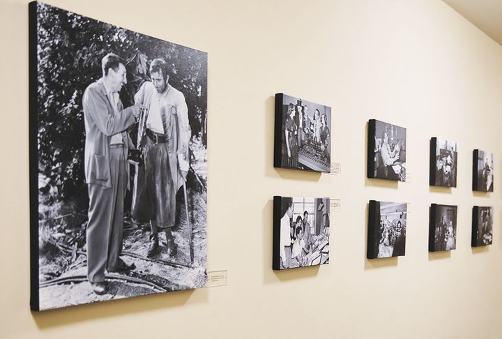 3階の廊下には、ウォルト・ディズニーの幼少期から晩年までの貴重な写真がずらりと並んでいる。