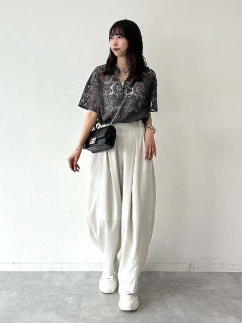 2025夏女性おすすめ白スニーカー脚長コーデ