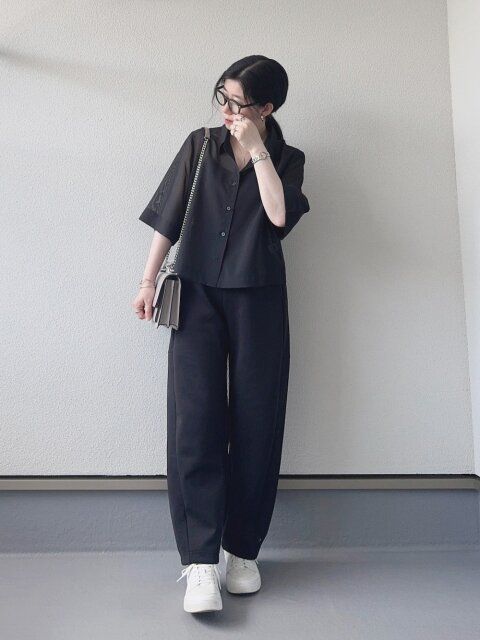 2025夏女性おすすめ白スニーカーブラックコーデ