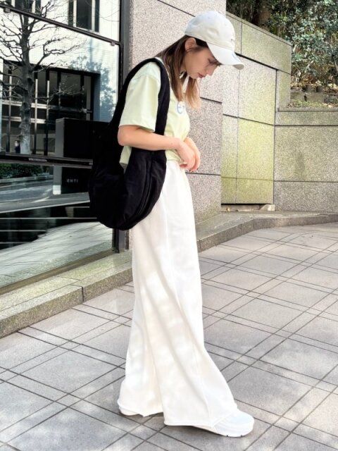 2025夏女性おすすめ白スニーカーカジュアルコーデ