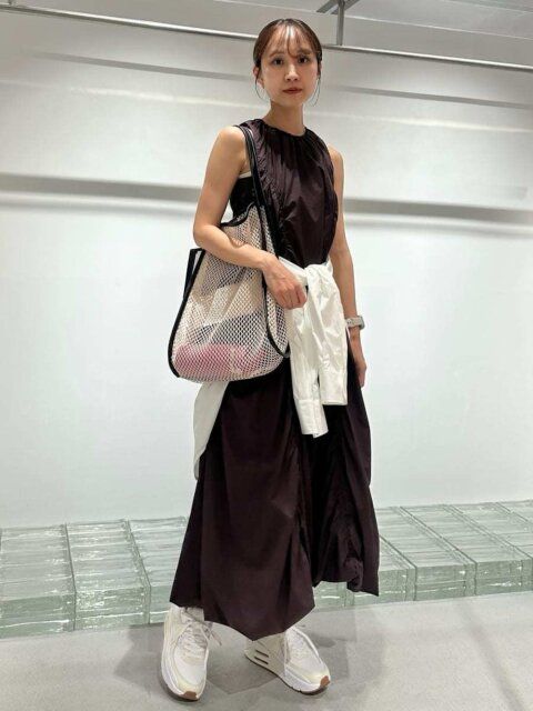 2025夏女性おすすめ白スニーカーワンピースコーデ