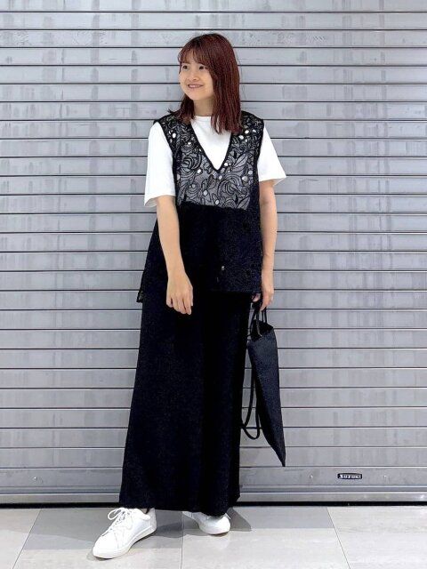 2025夏女性おすすめ白スニーカーモノトーンコーデ