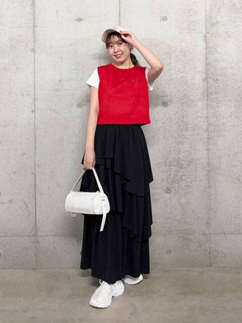 2025夏女性おすすめ白スニーカー赤ニットコーデ
