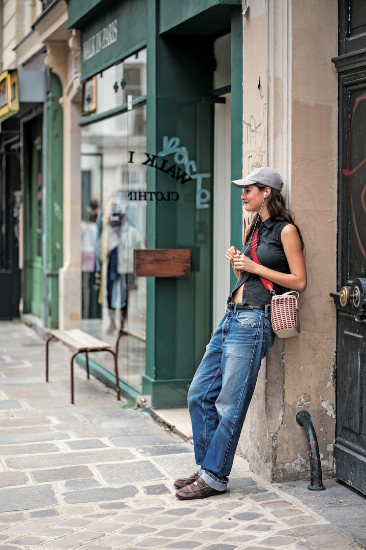 カジュアルな夏らしい装いに、バッグの赤いベルトやレザーシューズを効かせて