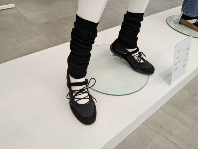 黒のレースアップバレエスニーカー+E