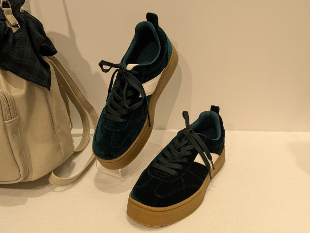 グリーンのベロアスニーカー