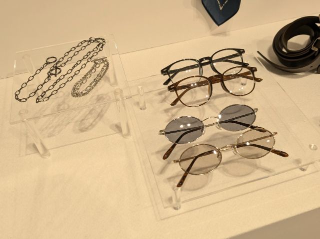 UVカットボスリントンサングラスとUVカットオーバルメタルサングラス