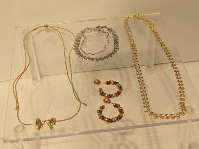 リーフチェーンネックレスとスライドチェーンリボンモチーフネックレスとリーフチェーンブレスレットとメタルボールツイストフープピアス