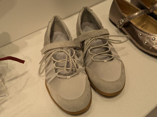 シルバーのレースアップバレエスニーカー+E