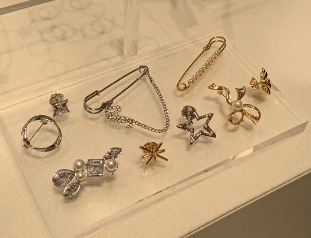 パールライクモチーフブローチ3Pとモチーフブローチ3P