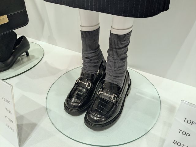 靴下とボリュームソールビットローファー