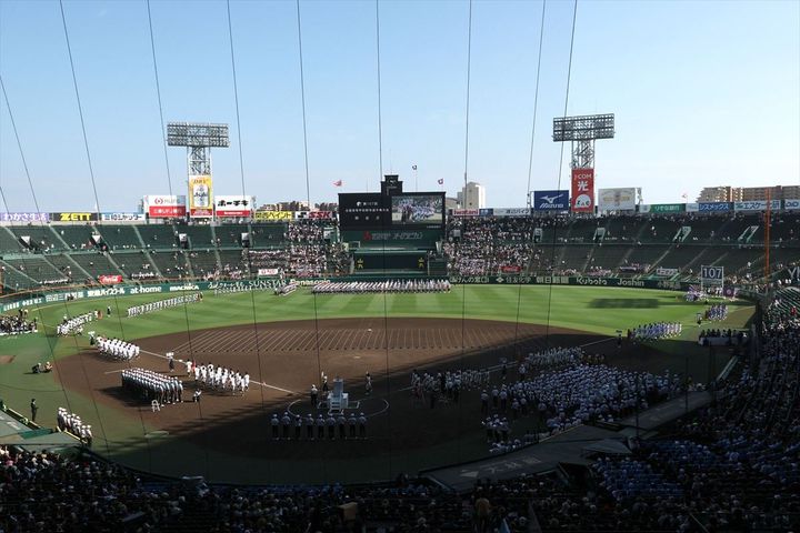 「第107回全国高等学校野球選手権大会」開会式の様子（2025年8月5日撮影、時事）