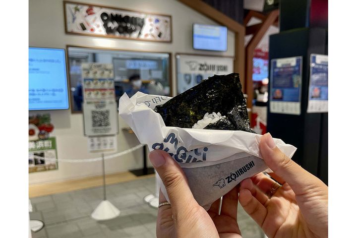 ごはんの温かさが伝わり、早く食べたい！とテンションが上がります（『UTAGE』パビリオン内は飲食NGなので、大屋根リング下のベンチでいただきました）。