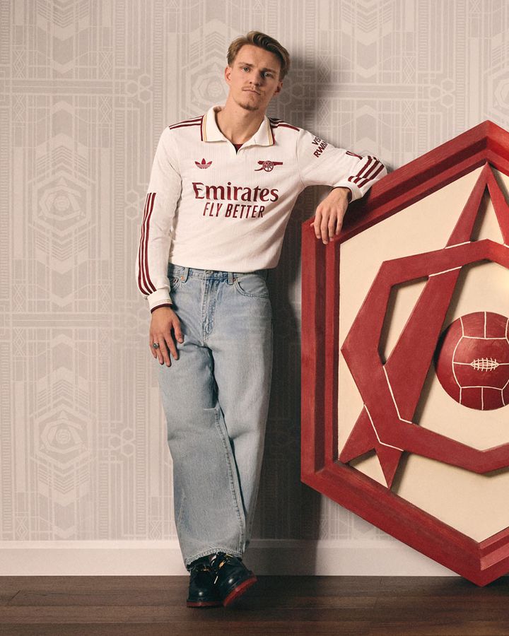 優雅で美しい！プレミア名門、伝説を生んだ「無きスタジアム」を描く新ユニフォーム発表