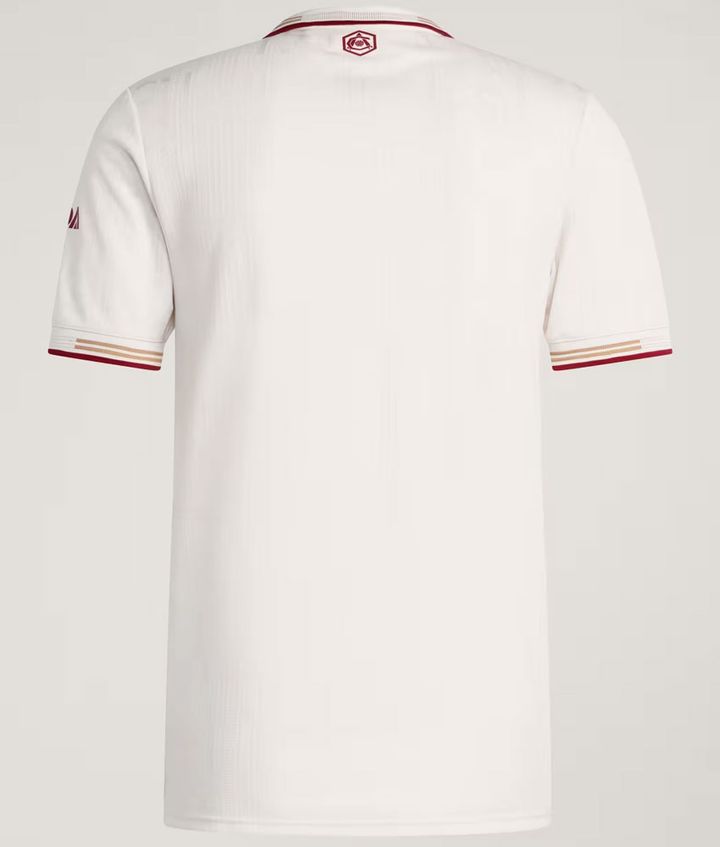 優雅で美しい！プレミア名門、伝説を生んだ「無きスタジアム」を描く新ユニフォーム発表