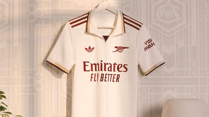 優雅で美しい！プレミア名門、伝説を生んだ「無きスタジアム」を描く新ユニフォーム発表