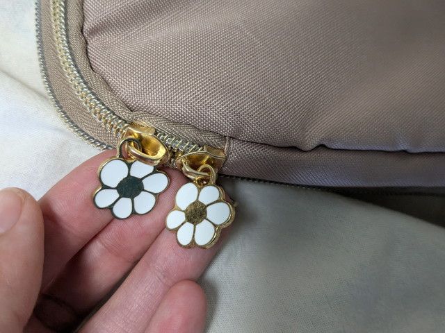 かんたん圧縮収納ポーチ花のファスナー