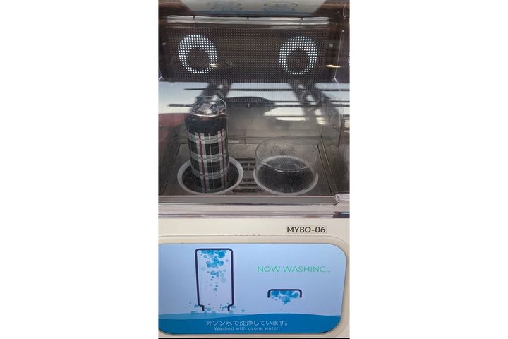 洗浄中はLEDパネルの「目玉」が、コミカルな動きで見守ってくれています。