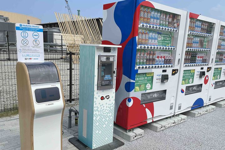 筆者が見つけたマイボトル洗浄機（左）は、無料給水スポット（左から2番目）の近くに配置されていました。