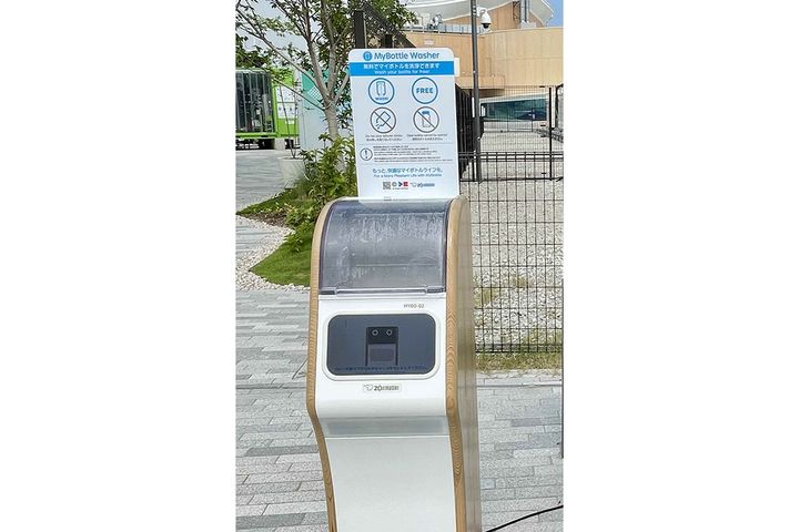 近づくと前面の画面に愛らしいキャラクターが映し出され、マイボトルを洗浄するよう誘います。