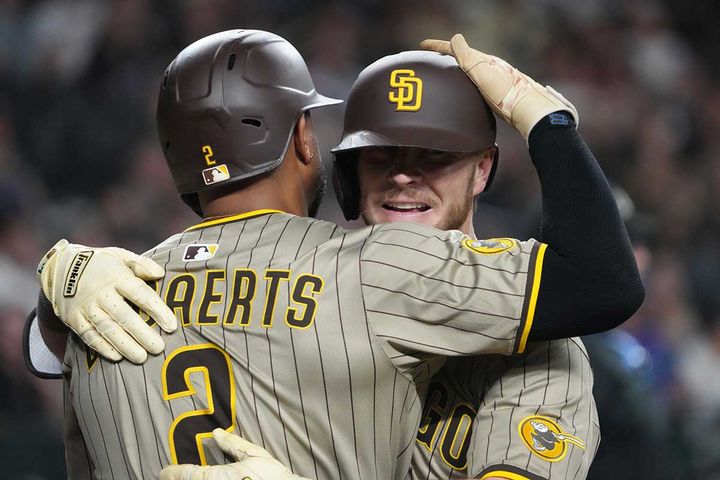 同点弾を放ったオハーンと喜びを分かち合うボガーツ（C）ロイター