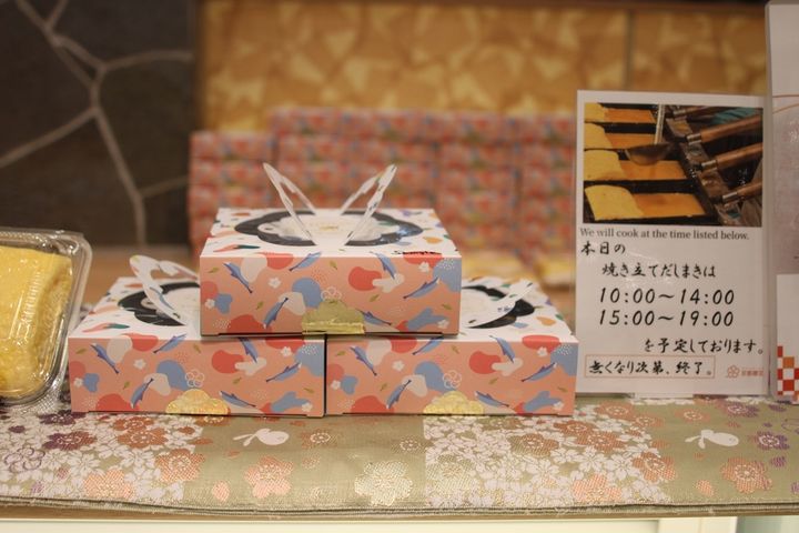 持ち手付きで持ち運びにも便利な、京都駅店限定パッケージ