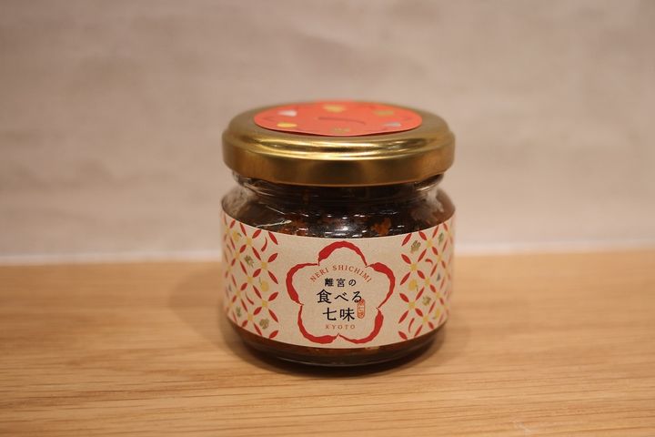 ご飯のお供におすすめ！ゆず風味の「食べる七味」853円も
