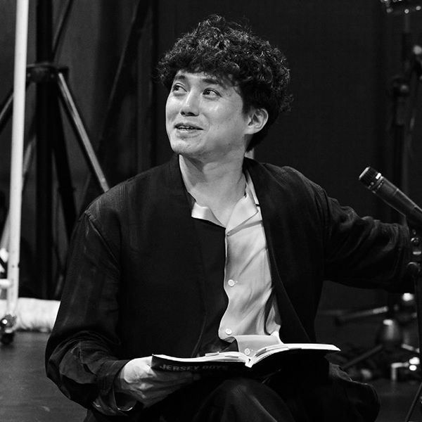 舞台演出家の藤田俊太郎さん。昨年演出した『リア王の悲劇』『VIOLET』で芸術選奨新人賞を受賞。