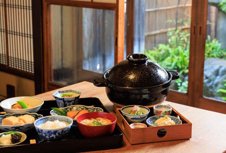 西陣の京町家「小宿 布屋」で迎える爽やかな朝、お庭を眺めながらの朝ごはんも