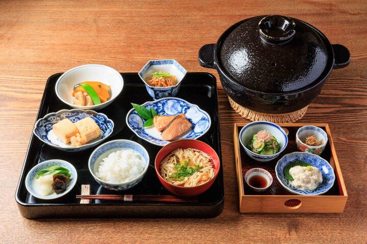 西陣の京町家「小宿 布屋」で迎える爽やかな朝、お庭を眺めながらの朝ごはんも