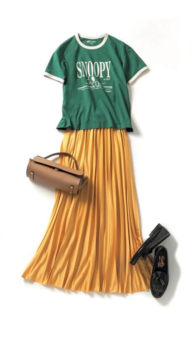 Tシャツ1500円（ユニクロ）©2025 Peanuts Worldwide LLCスカート5500円（フリークスストア／フリークスストア渋谷） バッグ3万6300円（ロリステッラ）、ローファー4万9500円（カステラーノ／ともにピモンテ）