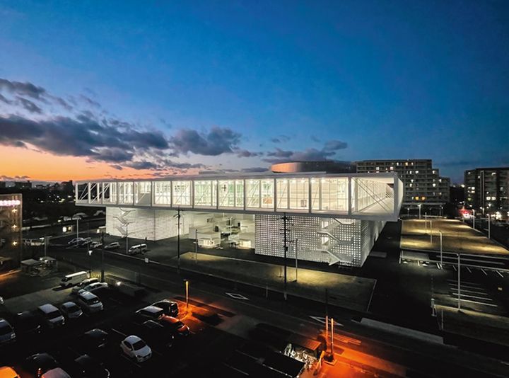 約100m四方の大屋根を支える4本柱は図書館、体育館、食堂など街としての機能を持つ名古屋造形大学