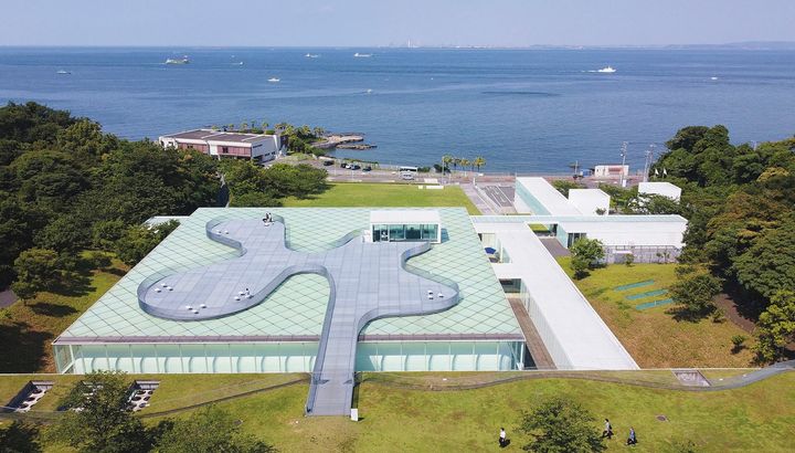 三方を山に囲まれ目前に海が迫るガラス箱のような横須賀美術館
