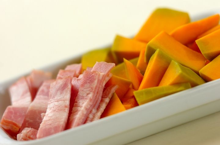 カボチャとベーコンのみそ汁の下準備1