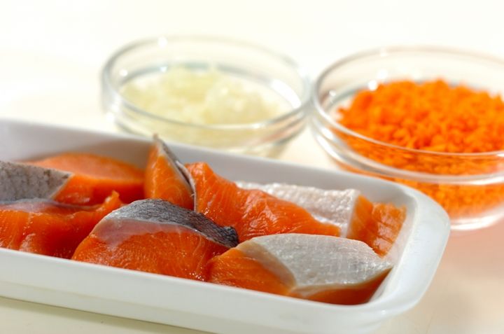 鮭のオランダ揚げの下準備1