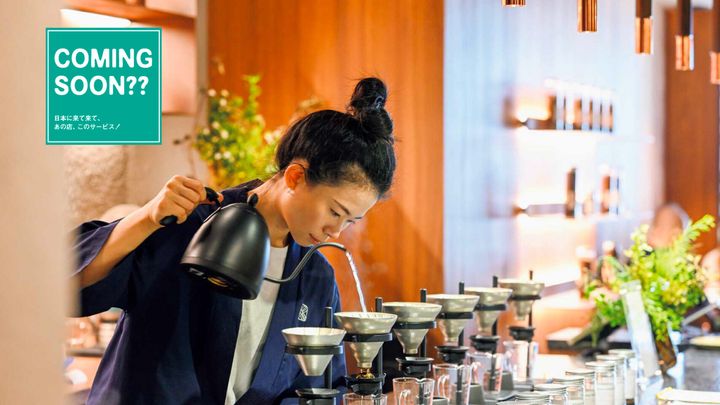 富山〈能作〉の錫製のドリッパーでコーヒーを抽出する様子