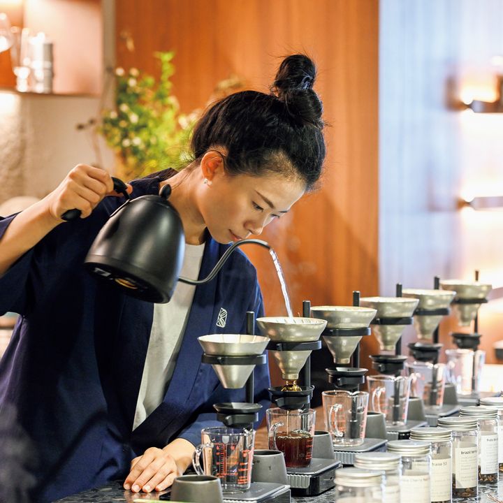 富山〈能作〉の錫製のドリッパーでコーヒーを抽出する様子