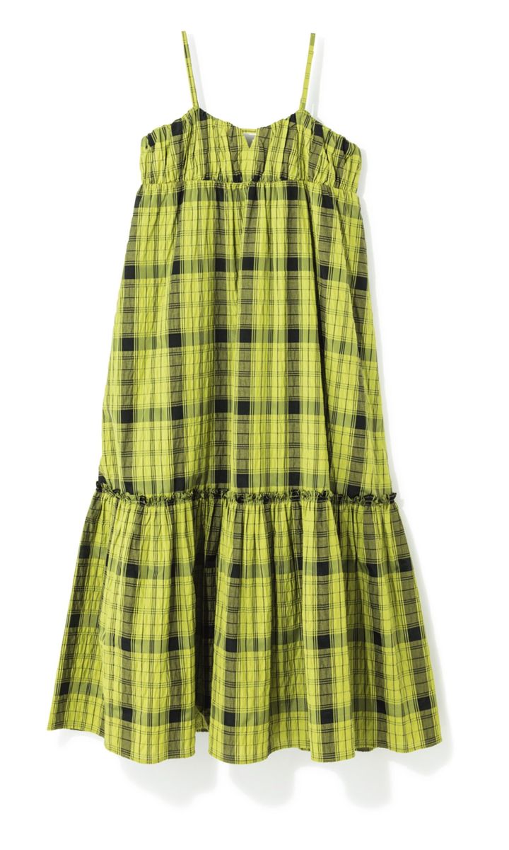 一枚でサマになるティアードワンピース。バックスタイルはカットアウトされてリボンがついたデザインに。レイヤードすれば春や秋も楽しめる。