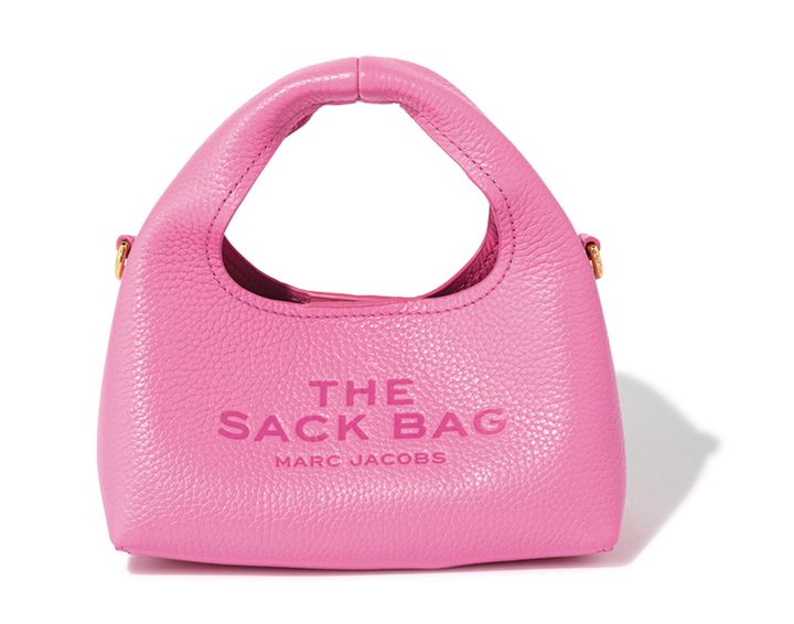 袋のようなバッグを意味する「THE SACK BAG」がインパクト絶大！ やわらかなカウレザー製。
