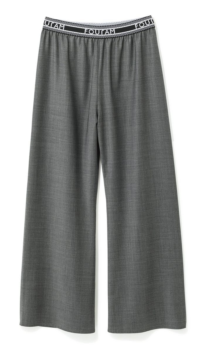 現代女性が内包する二面性や曖昧さを肯定することをテーマにした新ブランド。ロゴが効いたリラックスシルエットのパンツは、薄手ではき心地がいい。