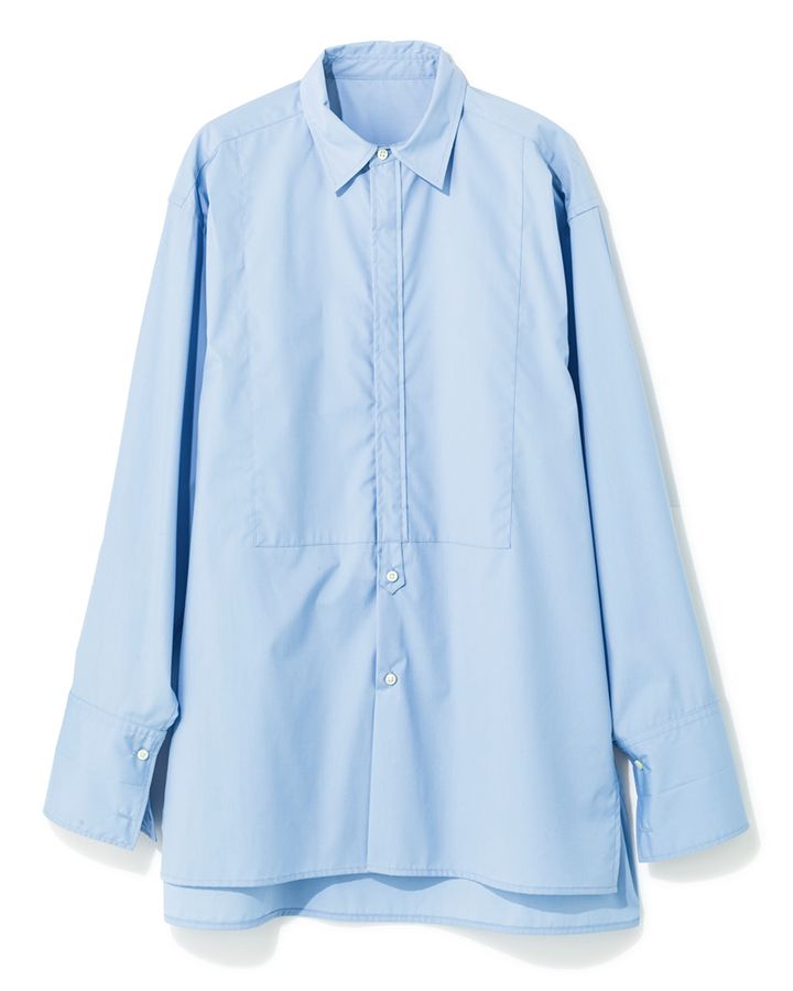 プロスタイリストの目線で作られたシャツは、着回しの利く色とシルエットがポイントに。カジュアルにもフォーマルにも着こなせる、一枚あると便利なアイテム。