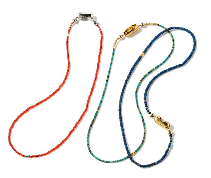 ラピスラズリやターコイズ、オールドガラスを使った色鮮やかなネックレス。Tシャツなどシンプルなアイテムに合わせたい。重ねづけも！