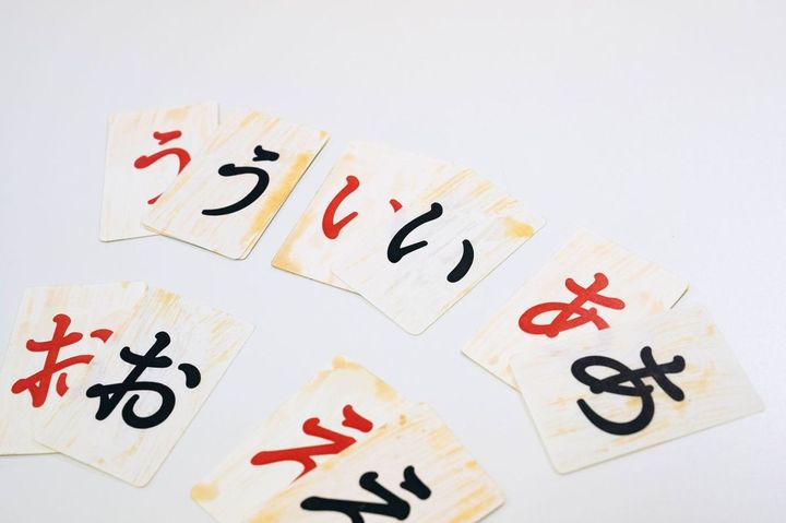 初めて商品化された「あいうえおトランプ」の試作品。裏返しにして、神経衰弱の要領で同じひらがなを当てていくことで、子どもが楽しくあいうえおを覚えられるようにした